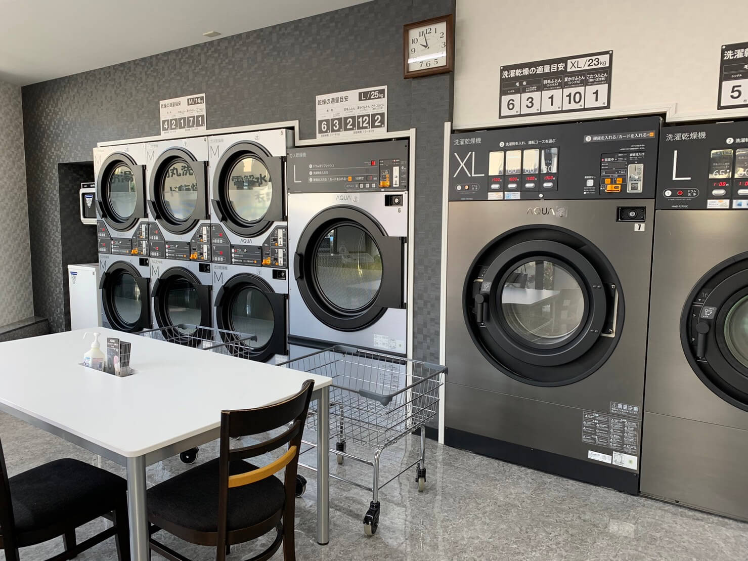 コインランドリーのコイン式洗濯機1台、コイン式乾燥機2台 - 洗濯機